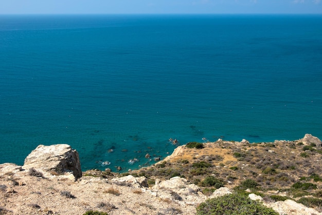 Vista do mar e da costa a partir de uma altura rochosa