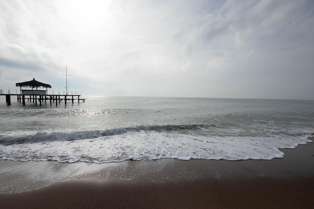 Foto vista do mar e da praia, marés, ondas no mar, areia bonita.