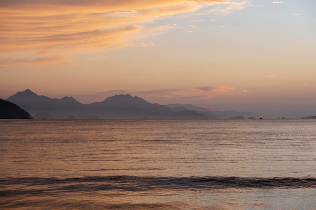 Vista do mar e das montanhas ao longe ao amanhecer