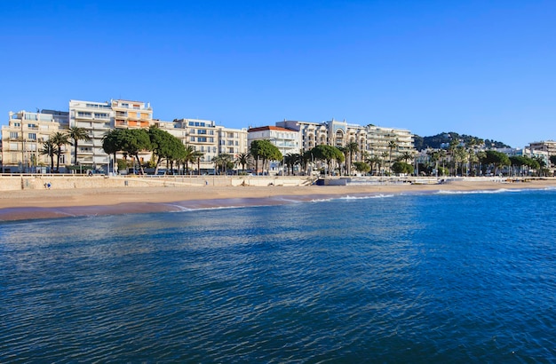 Vista do mar e do bairro residencial contra o céu limpo