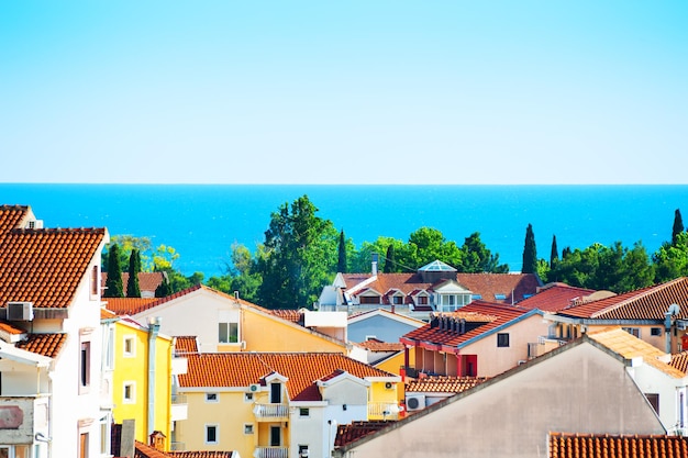 Vista do mar e dos telhados em Budva, Montenegro. Foco seletivo. Destino de viagens de verão.