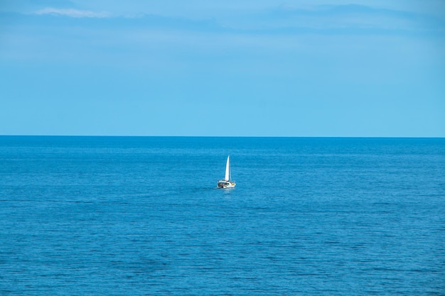 vista do mar e veleiro na cidade de Lloret de Mar Catalonia