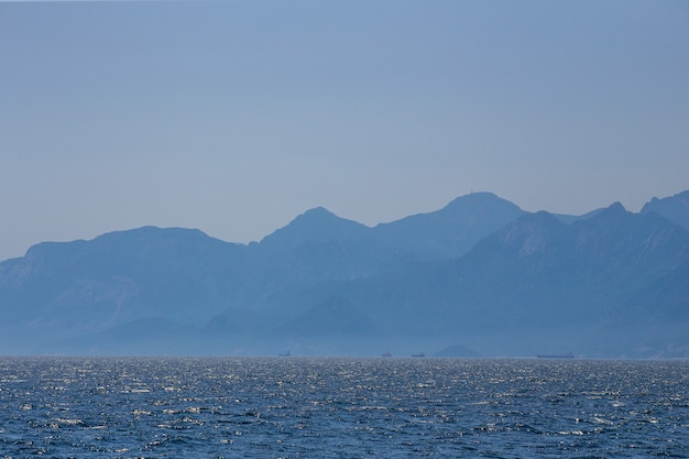 Vista do mar mediterrâneo contra as altas montanhas de taurus