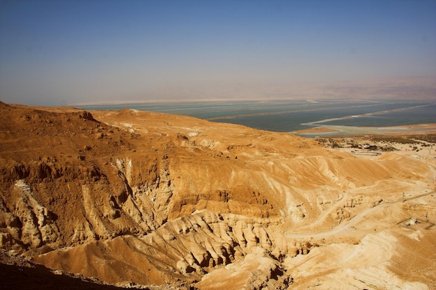 Vista do mar morto da cidade antiga Masada