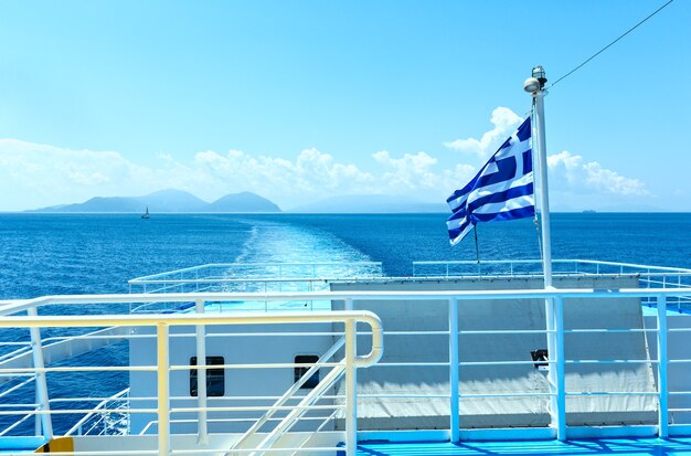 Vista do mar no verão da balsa de trem a caminho de kefalonia para lefkada, grécia