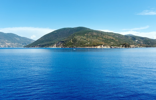 Vista do mar no verão da balsa de trem a caminho de Kefalonia para Lefkada (Grécia)