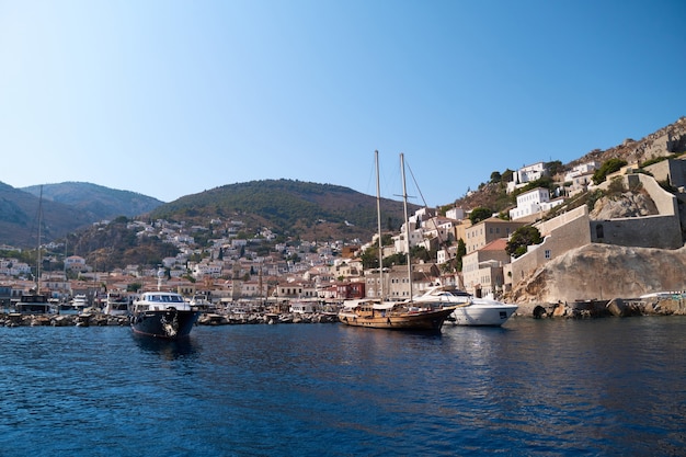 vista do mar para a hydra marina sea port grécia