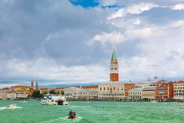 Vista do mar para a lagoa Italia de Veneza