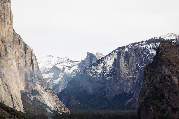 Vista do marco da montanha no ponto de vista do parque nacional de yosemite nos eua