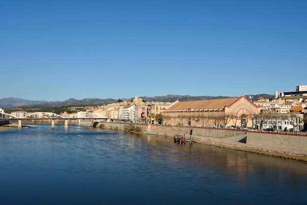 Vista do mercado ebro do rio tortosa e da província de la suda terragona, catalunha, espanha