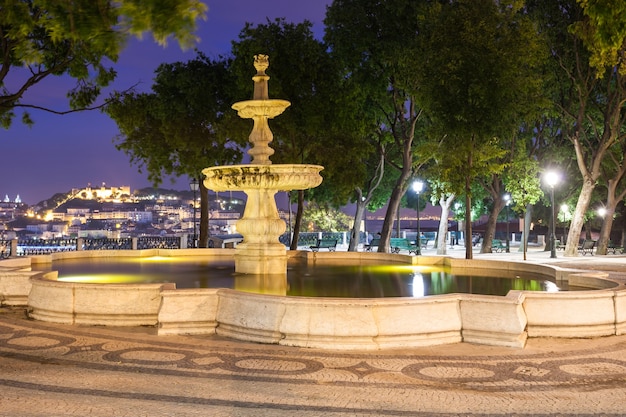 Foto vista do miradouro são pedro de alcântara em lisboa, portugal