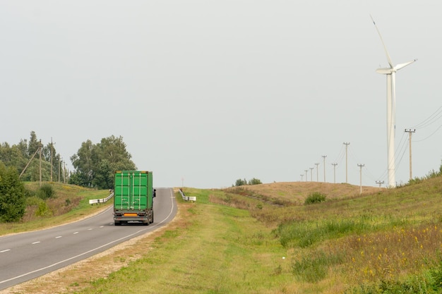 Vista do moinho de vento contra o céu azul Turbinas eólicas no campo ou ao longo das estradas Fonte de energia renovável Uso de recursos naturais em benefício da humanidade