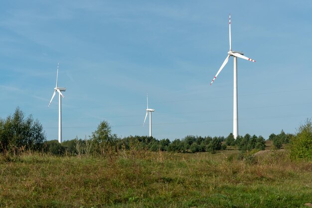 Vista do moinho de vento contra o céu azul Turbinas eólicas no campo ou ao longo das estradas Fonte de energia renovável Uso de recursos naturais em benefício da humanidade