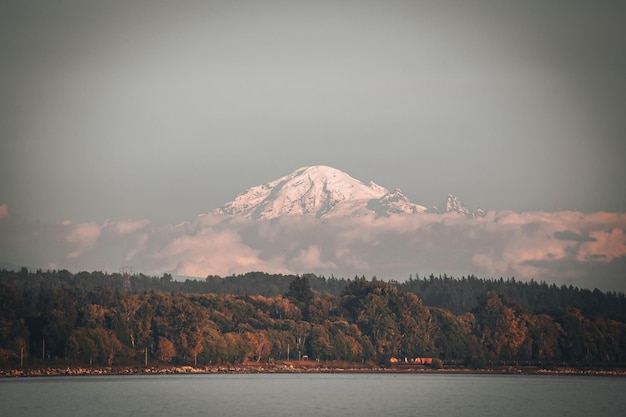 Vista do Monte Baker da cidade de White Rock, Colúmbia Britânica, Canadá