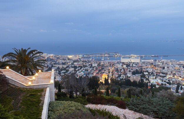 vista do Monte Carmelo para a Baía de Haifa à noite