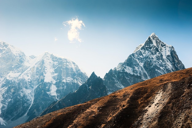 Vista do Monte Cholatse nas montanhas do Himalaia, Nepal. Caminhada Everest Base Camp, parque nacional Sagarmatha