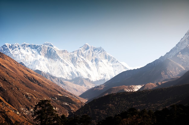 Vista do Monte Everest, Lhotse e Nuptse ao nascer do sol de Tengboche. Caminhada no acampamento base do Everest no Nepal