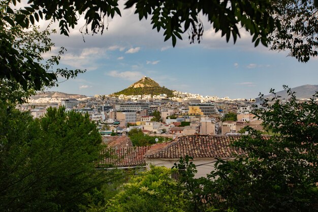 Vista do Monte Lycabettus do antigo distrito de Plaka em Atenas, Grécia