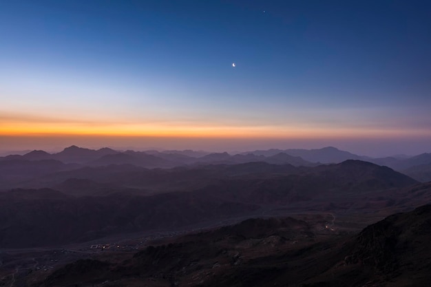 Vista do Monte Sinai ao nascer do sol Bela paisagem montanhosa no Egito