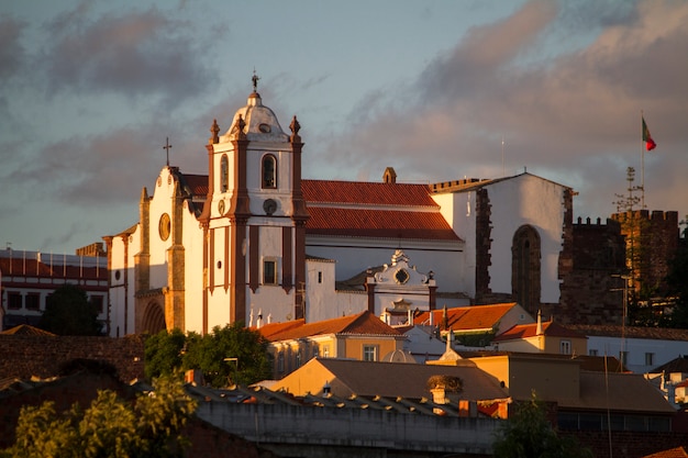 Foto vista do monte superior com a igreja principal da vila de silves, situada em portugal.