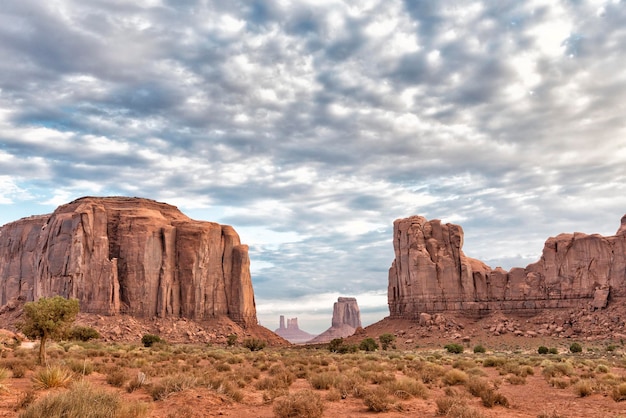 Vista do Monument Valley ao pôr do sol com maravilhoso céu nublado e luzes em luvas