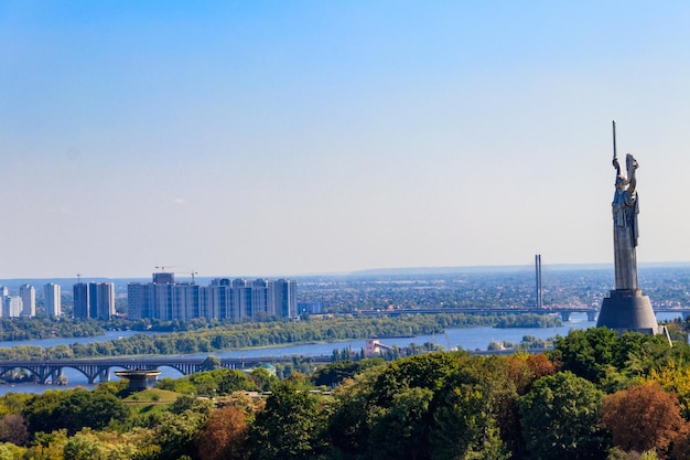 Vista do monumento da pátria e do rio Dnieper em Kiev Ucrânia Kiev paisagem urbana