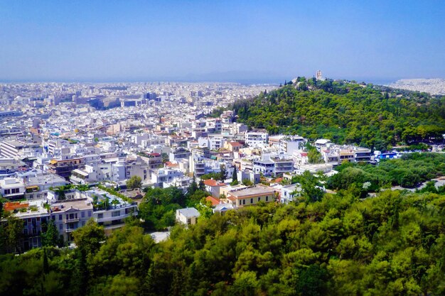 Foto vista do monumento de filopapo e da cidade de atenas, na grécia