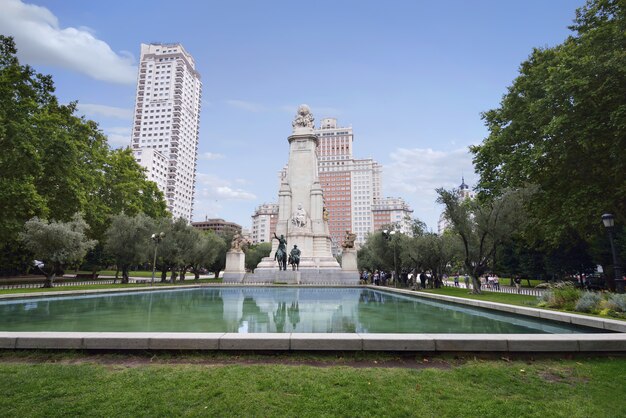 Vista do monumento de Miguel de Cervantes na Plaza de España