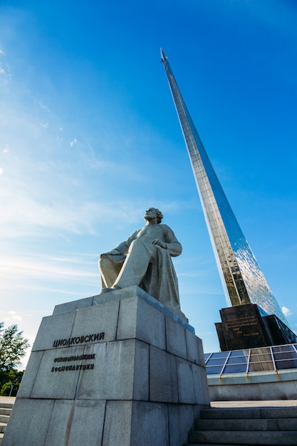 Vista do monumento de tsiolkovsky com um foguete no céu. rússia, moscow