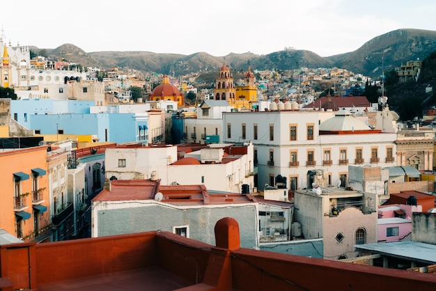 Vista do monumento el pepila e da colorida cidade de Guanajuato, no México