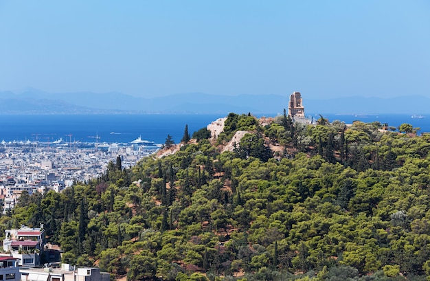 Vista do Monumento Philopappos no topo da Colina Mouseion na Acrópole de Atenas, Grécia