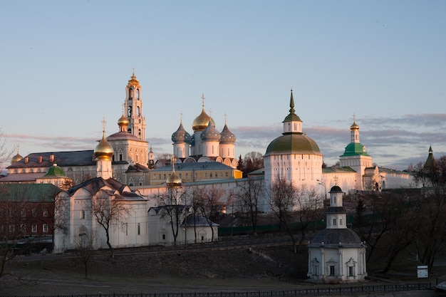 Vista do mosteiro da Trindade Sergius Lavra ao amanhecer