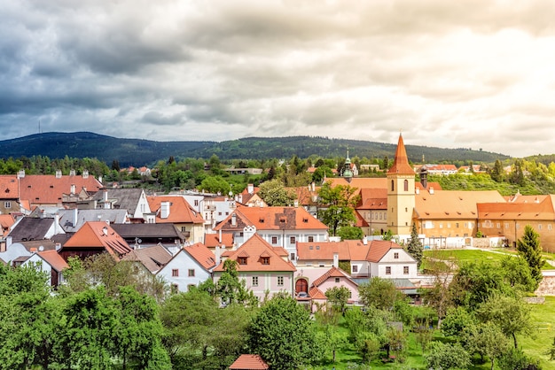 Vista do Mosteiro dos Minoritas e da cidade velha de Cesky Krumlov. República Checa