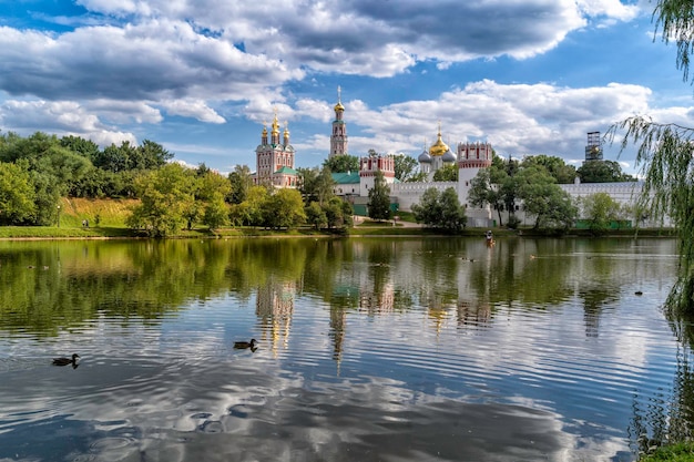 Vista do Mosteiro Novodevichy do lado da lagoa com reflexo