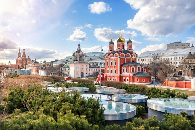 Vista do Mosteiro Znamensky e um parque em Moscou