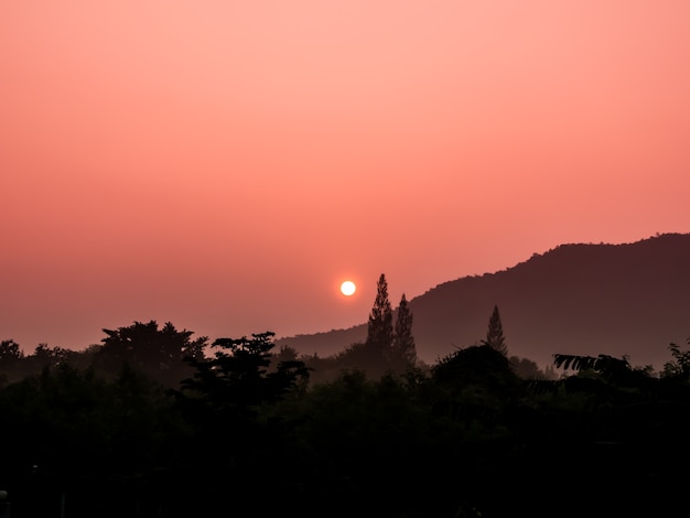 vista do nascer do sol com a montanha na Tailândia