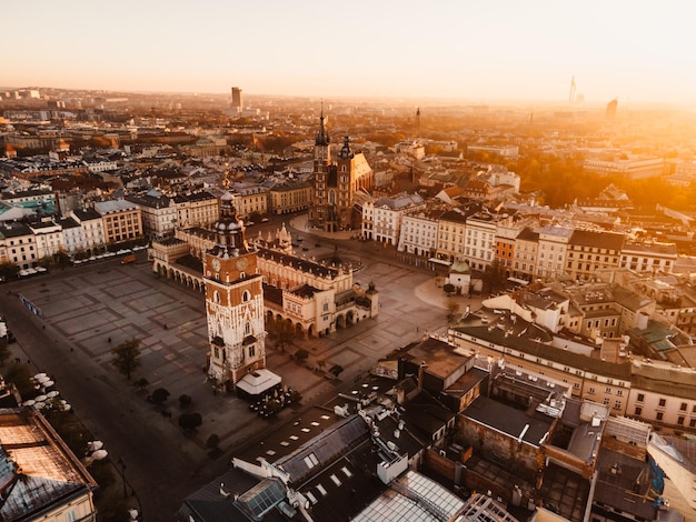 Vista do nascer do sol na praça principal e ruas de Cracóvia Cracóvia Província da Polônia Menor Basílica de Santa Maria Castelo Rynek Glowny Wawel