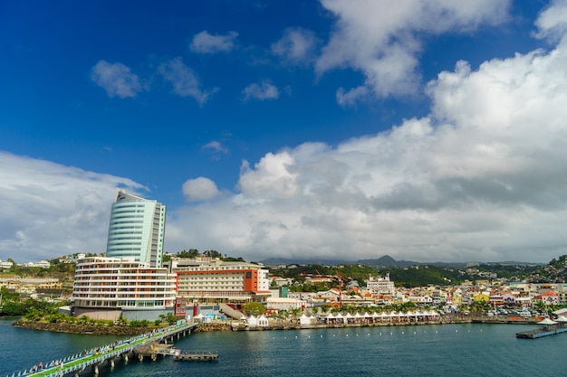 Vista do navio de cruzeiro do porto fort-de-france, martinique