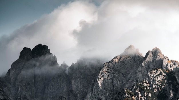 Vista do nevoento tre cime di lavaredo nas dolomitas, itália