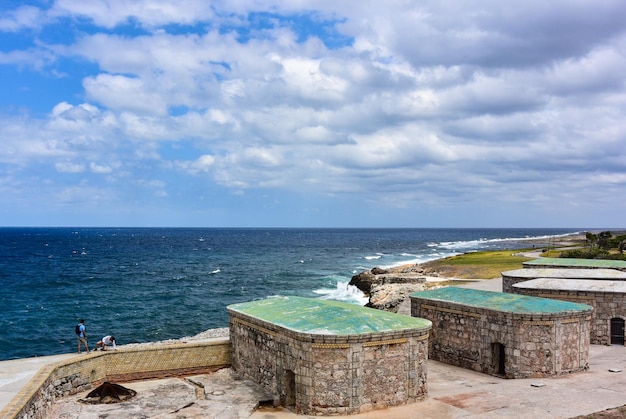 Vista do Oceano Atlântico da fortaleza de San Carlos de La Cabana em Havana Cuba