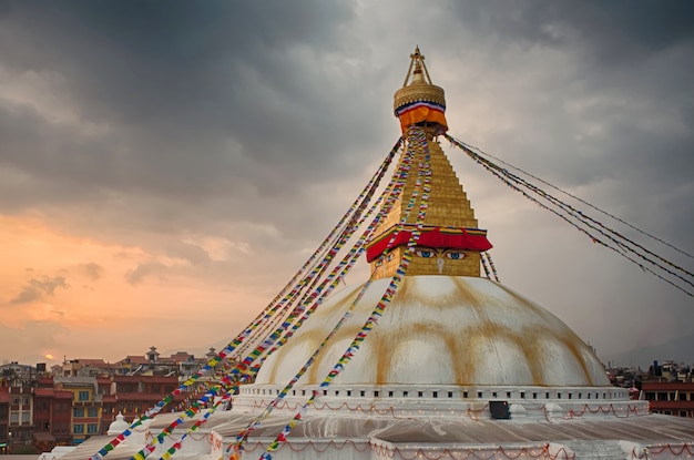 Vista do pagode Boudhanath em Kathmandu no pôr do sol em Kathmandu, Nepal.