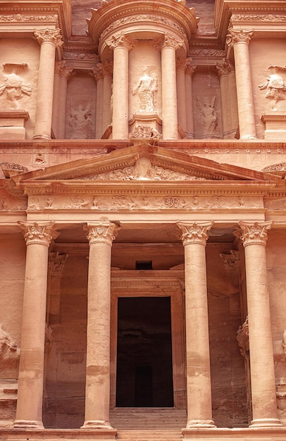 Vista do palácio alkhazneh ou tesouro em petra, jordânia