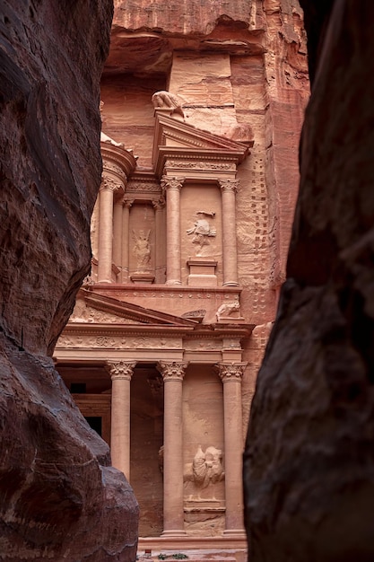 Vista do Palácio AlKhazneh ou Tesouro em Petra, Jordânia