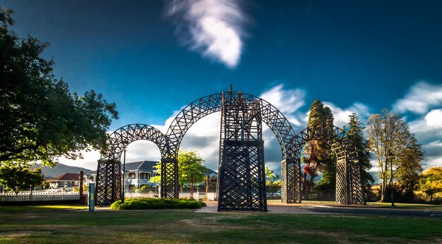 Foto vista do parque contra o céu nublado