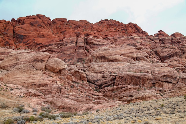 Vista do parque nacional da garganta vermelha da rocha no dia nevoento em nevada, EUA.