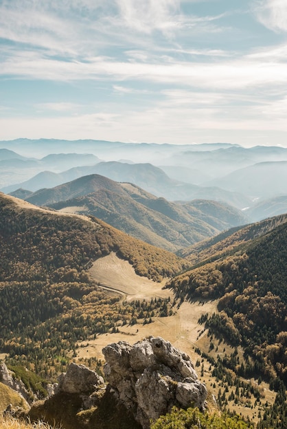 Foto vista do parque nacional das montanhas mala fatra paisagem montanhosa panorâmica em orava eslováquia