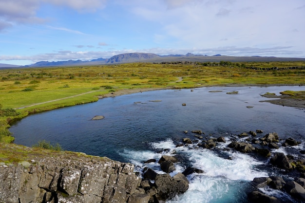 Vista do Parque Nacional Thingvellir, Islândia, durante um dia ensolarado.