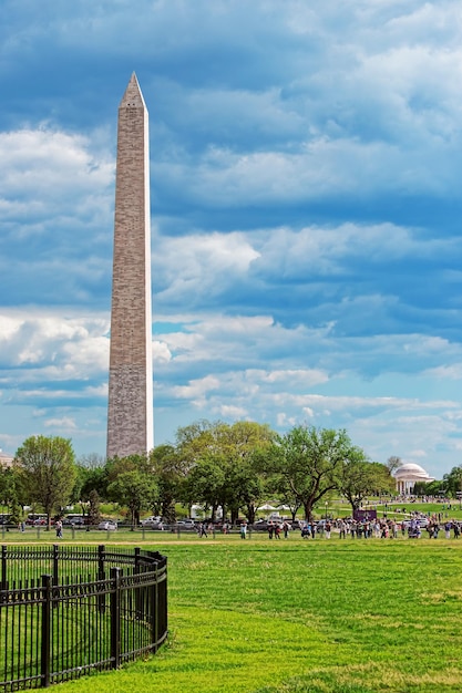 Vista do parque no monumento do primeiro presidente americano george washington. é feito de mármore, granito e gnaisse de pedra azul.