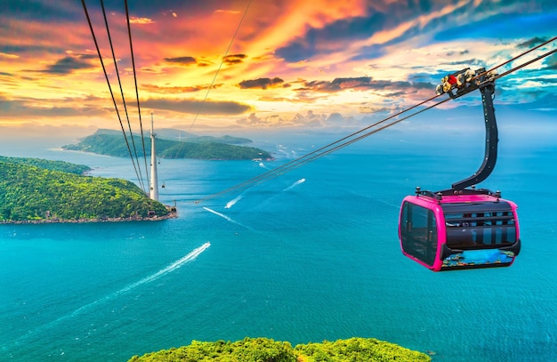 Vista do passeio de teleférico mais longo do mundo, ilha de Phu Quoc,  Vietnã, céu pôr do sol. Abaixo está a paisagem marítima | Foto Premium