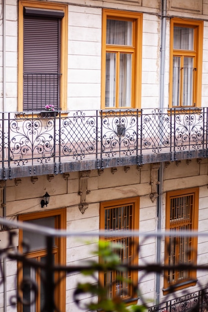 vista do pátio da casa com varandas